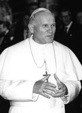 Vom 15. bis 19. November 1980 besuchte Seine Heiligkeit Papst Johannes Paul II. die Bundesrepublik Deutschland. Auf Einladung von Bundespräsident Karl Carstens hat der Papst seinen pastoralen Besuch mit einem offiziellen in Bonn verbunden. Am 15. November gab der Bundespräsident einen Empfang zu Ehren Seiner Heiligkeit auf Schloß Augustusburg in Brühl bei Bonn. Dort führte Papst Johannes Paul II. auch ein Gespräch mit Bundeskanzler Helmut Schmidt. Gleichzeitig traf Bundesaußenminister Hans-Dietrich Genscher mit Kardinal-Staatssekretär Casaroli zusammen. Im Anschluß an den offiziellen Teil begab sich der Papst auf den Bonner Münsterplatz, um dort eine Ansprache zu halten. Ferner bestand der pastorale Teil aus Besuchen in Köln, Osnabrück, Mainz, Fulda, Altötting und München. In allen diesen Städten hielt Papst Johannes Paul II. die Heilige Messe. Eigentlicher Anlaß seines Aufenthaltes in der Bundesrepublik war der 700. Todestag von Albertus Magnus (1193-1280), dessen Grab der Papst in Köln besuchte. Bundespräsident Karl Carstens und Papst Johannes Paul II. auf Schloß Augustusburg in Brühl.