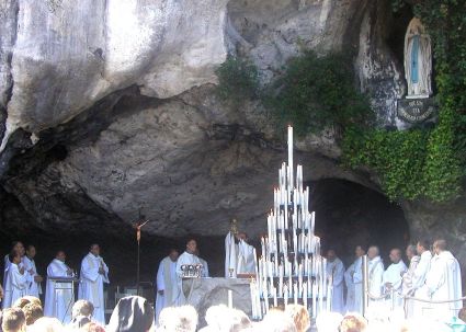 1024px-mass_at_lourdes-1